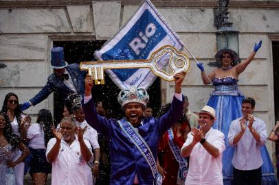 King Momo (the symbol of carnival) Wilson Dias da Costa Neto holds the keys to the city of Rio during the official opening ceremony in Rio de Janeiro, Brazil, on April 20, 2022. (Photo by Mauro PIMENTEL / AFP)<!-- NICAID(15074800) -->