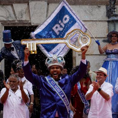 King Momo (the symbol of carnival) Wilson Dias da Costa Neto holds the keys to the city of Rio during the official opening ceremony in Rio de Janeiro, Brazil, on April 20, 2022. (Photo by Mauro PIMENTEL / AFP)<!-- NICAID(15074800) -->