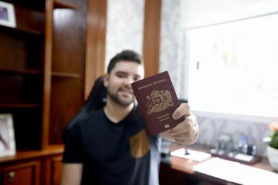 PORTO ALEGRE, RS, BRASIL, 21.04.2022: O chileno Manuel Alarcon, 25 anos, mora em Porto Alegre há 12 anos. Formado em Engenharia levou quatro meses para conseguir o visto para estudar inglês no Canadá. Foto: Camila Hermes/Agência RBS<!-- NICAID(15075115) -->