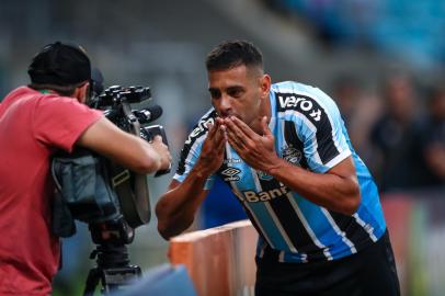 Gremio x GuaraniRS - FUTEBOL/CAMPEONATO BRASILEIRO 2022/GREMIO X GUARANI - ESPORTES - Lance da partida entre Gremio e Guarani disputada na tarde desta quinta-feira, na Arena do Gremio, em partida valida pela Campeonato Brasileiro 2022. FOTO: LUCAS UEBEL/GREMIO FBPAEditoria: SPOIndexador: Lucas UebelSecao: futebolFonte: Gremio.netFotógrafo: Gremio x Guarani<!-- NICAID(15075378) -->