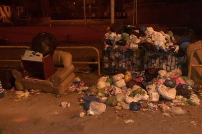 Em mais um feriado, o lixo ficou empilhado em contêineres de Caxias do Sul. Na madrugada desta sexta-feira (22), pós feriado de Tiradentes, os catadores da Codeca fizeram fotos das lixeiras e contêineres. Mais do que mostrar o volume descartado em um dia sem coleta, as imagens evidenciam descartes irregulares, como móveis e eletrônicos, e o vandalismo de sacolas abertas e o lixo espalhado pela via pública.<!-- NICAID(15075562) -->