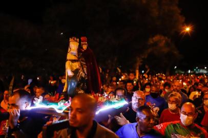 ***FOTOS EM BAIXA***Procissão Luminosa encerra as celebrações da Paróquia São Jorge em homenagem ao dia do santo protetor, no bairro Partenon, em Porto Alegre<!-- NICAID(15076437) -->