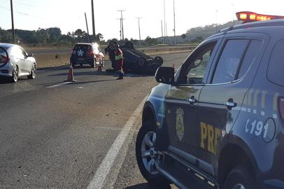 BR-101 FICOU bloqueada no Litoral Norte devido a capotamento com óbito<!-- NICAID(15076462) -->