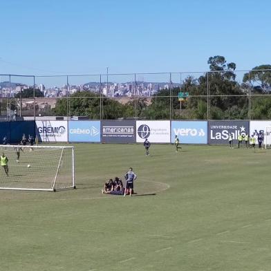 Diego Souza e Elkeson realizaram trabalhos táticos com o elenco<!-- NICAID(15076477) -->