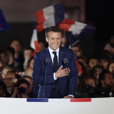 French President and La Republique en Marche (LREM) party candidate for re-election Emmanuel Macron celebrates after his victory in Frances presidential election, at the Champ de Mars in Paris, on April 24, 2022. (Photo by Thomas COEX / AFP)<!-- NICAID(15076797) -->