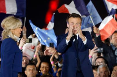 French President and La Republique en Marche (LREM) party candidate for re-election Emmanuel Macron (C-R) applauses next to his wife Brigitte Macron after his victory in Frances presidential election, at the Champ de Mars in Paris, on April 24, 2022. (Photo by Ludovic MARIN / AFP)Editoria: POLLocal: ParisIndexador: LUDOVIC MARINSecao: electionFonte: AFPFotógrafo: STF<!-- NICAID(15076841) -->