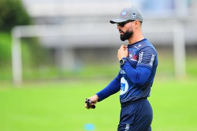 CAXIAS DO SUL, RS, BRASIL, 04/04/2022. A SER Caxias apresentou na tarde desta segunda-feira o novo técnico para a temporada 2022. O técnico Luan Carlos e o auxiliar Kinho Forgiarini já comandaram um treino no CT Baixada Rubra/Vanderlei Bersaghi. Na foto, técnico Luan Carlos. (Porthus Junior/Agência RBS)Indexador:                                 <!-- NICAID(15059779) -->