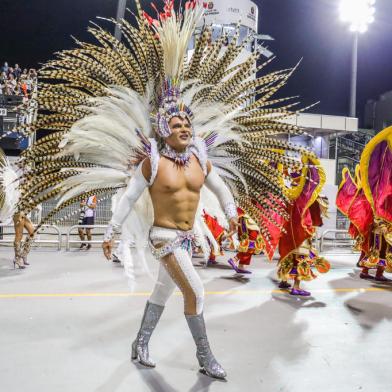 SAO PAULO, SP, 22.04.2022 - CARNAVAL-SP - Integrantes da Escola de Samba Colorado do Bras durante desfile de Carnaval no Sambosdromo do Anhembi em SÃ£o Paulo. Na foto, o muso da escola, Israel Cassol<!-- NICAID(15077416) -->