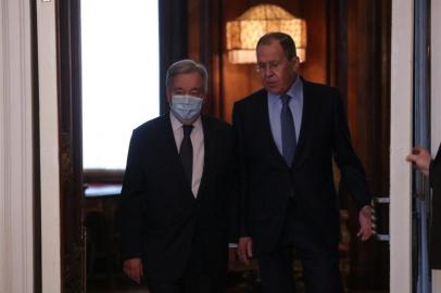 Russian Foreign Minister Sergei Lavrov meets with UN Secretary-General Antonio Guterres in Moscow on April 26, 2022. (Photo by Maxim SHIPENKOV / POOL / AFP)<!-- NICAID(15077977) -->