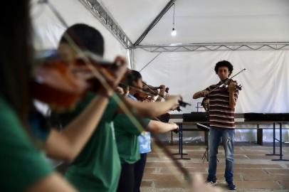 PORTO ALEGRE, RS, BRASIL, 19.04.2022: O Instituto Popular de Arte-Educação (Ipdae), organização sem fins lucrativos no bairro Lomba do Pinheiro, abrirá 65 vagas para aulas gratuitas de violino, viola, violoncelo, contrabaixo, flauta transversa, oboé, piano, canto, flauta doce, clarinete, fagote e trompete. As inscrições iniciam em abril. Na imagem, Thiago de Souza Pinto, professor, em aula.Foto: Camila Hermes/Agência RBS<!-- NICAID(15072665) -->