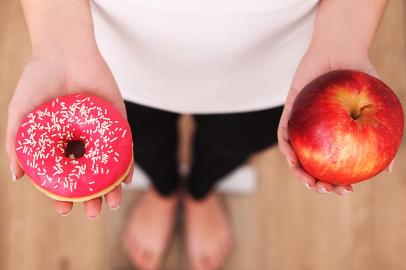 Diet. Woman Measuring Body Weight On Weighing Scale Holding Donut and apple. Sweets Are Unhealthy Junk Food. Dieting, Healthy Eating, Lifestyle. Weight Loss. Obesity. Top ViewDiet. Woman Measuring Body Weight On Weighing Scale Holding Donut and apple. Sweets Are Unhealthy Junk Food. Dieting, Healthy Eating, Lifestyle. Weight Loss. Obesity. Top ViewFonte: 131800908<!-- NICAID(14646767) -->