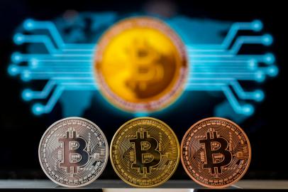 A picture taken on February 6, 2018 shows a visual representation of the digital crypto-currency Bitcoin, at the Bitcoin Change shop in the Israeli city of Tel Aviv. / AFP PHOTO / JACK GUEZEditoria: FINLocal: Tel AvivIndexador: JACK GUEZSecao: finance (general)Fonte: AFPFotógrafo: STF<!-- NICAID(13476077) -->