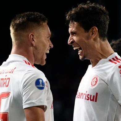 Brazils Internacional Alexandre Zurawski (L) and Brazils Internacional Rodrigo Dourado celebrate after scoring against Colombias Independiente Medellin during their Copa Sudamericana group stage football match, at the Atanasio Girardot stadium in Medellin, Colombia, on April 26, 2022. (Photo by JOAQUIN SARMIENTO / AFP)Editoria: SPOLocal: MedellínIndexador: JOAQUIN SARMIENTOSecao: soccerFonte: AFPFotógrafo: STR<!-- NICAID(15079112) -->