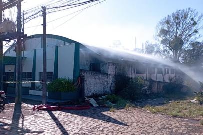 Incêndio em fábrica de cosméticos em Carazinho deixa três pessoas mortas e quatro feridas. Foto: João Victor Lopes / Rádio Uirapuru/Divulgação<!-- NICAID(15079377) -->