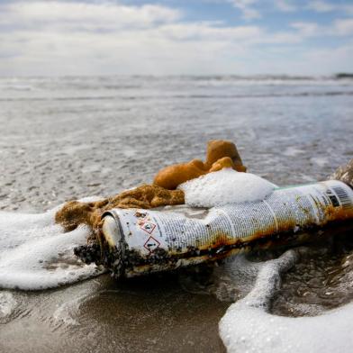 RIO GRANDE, RS, BRASIL, 09-03-2022: Lata produzida na europa localizada na praia em Rio Grande. Lixo de diversos continentes na costa do Rio Grande do Sul. (Foto: Mateus Bruxel / Agencia RBS)Indexador: Mateus Bruxel<!-- NICAID(15057876) -->