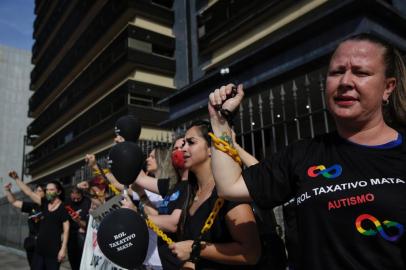 PORTO ALEGRE, RS, BRASIL,  27/04/2022- Grupo de mães de autistas realiza protesto em frente ao Tribunal de Justiça para chamar a atenção para o julgamento do rol taxativo nos casos dos planos de saúde, que limita o plano a oferecer tratamento apenas para o que consta no rol da ANS. O julgamento está paralisado desde fevereiro, mas pode ser colocado na pauta a qualquer momento. Foto: Mateus Bruxel / Agência RBSIndexador: Mateus Bruxel<!-- NICAID(15079505) -->