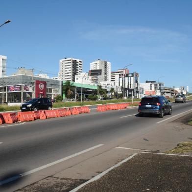 CAXIAS DO SUL, RS, BRASIL, 27/04/2022. Bloqueio do retorno no km 3 da RS-453, no acesso oeste de Caxias do Sul, antes do Shopping Villagio Caxias, que foi mexido por usuários da via. O fechamento do retorno ocorreu em dezembro de 2021, devido ao número de acidentes no local. (Bruno Todeschini/Agência RBS)<!-- NICAID(15079454) -->