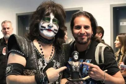 Caxiense entregou escultura ao baterista do Kiss<!-- NICAID(15079600) -->