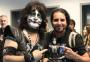 Artista caxiense entregou escultura ao baterista do Kiss