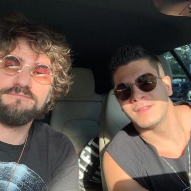 Arthur Aguiar com o amigo Delão<!-- NICAID(15079706) -->