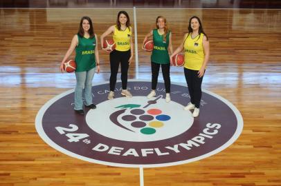 CAXIAS DO SUL, RS, BRASIL, 27/04/2022. Atletas da seleção de basquete feminino que vão participar da 24° Surdolimpíadas, em Caxias do Sul. Na foto, da esquerda para a direita, Laura Backendorf Andreazza, Morgana Gentlin Camargo, Andressa Teles de Oliveira e Marina Carvalho de Castilhos. (Bruno Todeschini/Agência RBS)<!-- NICAID(15079785) -->