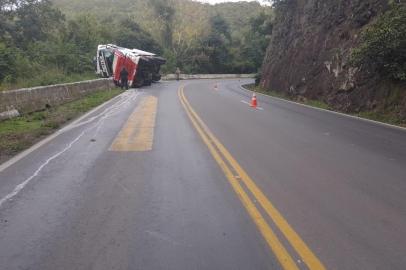 caminhão tomba na RS-122 em Flores da Cunha. Condutor foi encaminhado ao hospital do município<!-- NICAID(15080121) -->