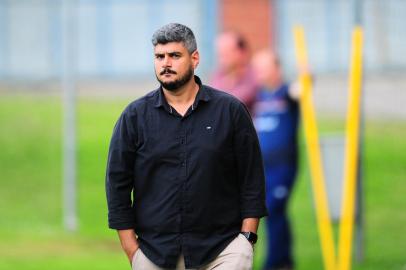 CAXIAS DO SUL, RS, BRASIL, 04/04/2022. A SER Caxias apresentou na tarde desta segunda-feira o novo técnico para a temporada 2022. O técnico Luan Carlos e o auxiliar Kinho Forgiarini já comandaram um treino no CT Baixada Rubra/Vanderlei Bersaghi. Na foto, gerente de futebol Filipi Cruz. (Porthus Junior/Agência RBS)Indexador:                                 <!-- NICAID(15059800) -->