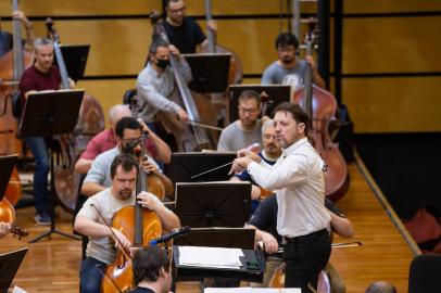 Orquestra Sinfônica de Porto Alegre (Ospa) ensaia para o concerto Música de Cinema, que será em 2022. Na foto, o maestro Evandro Matté.<!-- NICAID(15081603) -->