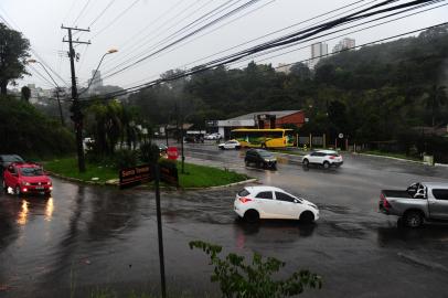 CAXIAS DO SUL, RS, BRASIL, 28/04/2022. Quilômetro 154 da BR-116 exige paciência dos motoristas que pretendem fazer o retorno e voltar em direção ao Centro ou precisam sair do bairro Salgado Filho, para acessar a BR-116. (Porthus Junior/Agência RBS)<!-- NICAID(15081098) -->