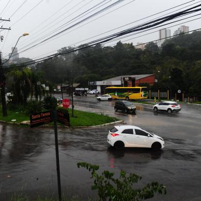 CAXIAS DO SUL, RS, BRASIL, 28/04/2022. Quilômetro 154 da BR-116 exige paciência dos motoristas que pretendem fazer o retorno e voltar em direção ao Centro ou precisam sair do bairro Salgado Filho, para acessar a BR-116. (Porthus Junior/Agência RBS)<!-- NICAID(15081098) -->