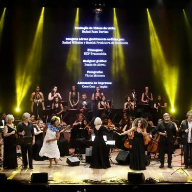 PORTO ALEGRE, RS, BRASIL, 28.04.2022: A Orquestra Villa-Lobos comemora 30 anos de atividades com concerto no Theatro Sao Pedro, na capital. Foto: Camila Hermes/Agencia RBS<!-- NICAID(15081527) -->