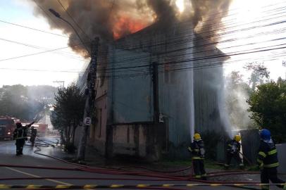 Incêndio atinge prédio antigo em Garibaldi na manhã deste sábado<!-- NICAID(15082661) -->