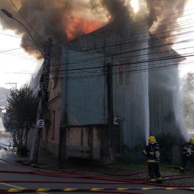 Incêndio atinge prédio antigo em Garibaldi na manhã deste sábado<!-- NICAID(15082661) -->