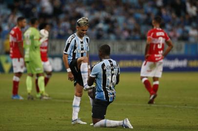 PORTO ALEGRE, RS, BRASIL - 30.04.2022 - O Grêmio recebe o CRB na Arena, em jogo válido pela 5ª rodada do Campeonato Brasileiro da Série B. Na imagem, gol de Elias anulado pelo VAR. (Foto: Lauro Alves/Agencia RBS)<!-- NICAID(15083069) -->