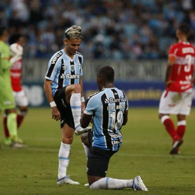 PORTO ALEGRE, RS, BRASIL - 30.04.2022 - O Grêmio recebe o CRB na Arena, em jogo válido pela 5ª rodada do Campeonato Brasileiro da Série B. Na imagem, gol de Elias anulado pelo VAR. (Foto: Lauro Alves/Agencia RBS)<!-- NICAID(15083069) -->