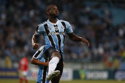 PORTO ALEGRE, RS, BRASIL - 30.04.2022 - O Grêmio recebe o CRB na Arena, em jogo válido pela 5ª rodada do Campeonato Brasileiro da Série B. Na imagem, gol de Elias anulado pelo VAR. (Foto: Lauro Alves/Agencia RBS)<!-- NICAID(15083067) -->