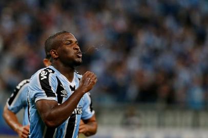 PORTO ALEGRE, RS, BRASIL - 30.04.2022 - O Grêmio recebe o CRB na Arena, em jogo válido pela 5ª rodada do Campeonato Brasileiro da Série B. Na imagem, gol de Elias anulado pelo VAR. (Foto: Lauro Alves/Agencia RBS)<!-- NICAID(15083066) -->