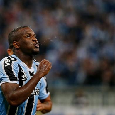 PORTO ALEGRE, RS, BRASIL - 30.04.2022 - O Grêmio recebe o CRB na Arena, em jogo válido pela 5ª rodada do Campeonato Brasileiro da Série B. Na imagem, gol de Elias anulado pelo VAR. (Foto: Lauro Alves/Agencia RBS)<!-- NICAID(15083066) -->