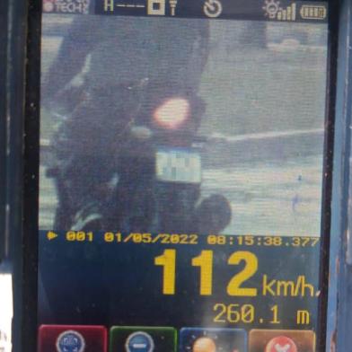 Motocicleta é flagrada por radar a 112 km/h em rua do bairro Jardim Botânico, em Porto Alegre, em uma manhã de domingo<!-- NICAID(15083207) -->