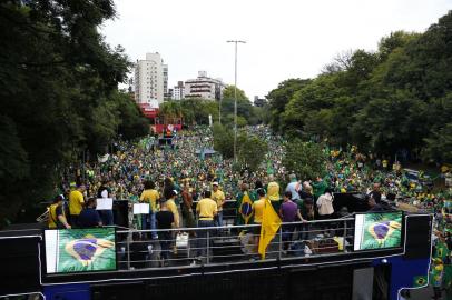 PORTO ALEGRE - RS: Protesto no Parcão de manifestantes favoráveis ao presidente Jair Bolsonaro neste doingo 01 de maio de 2022.<!-- NICAID(15083252) -->