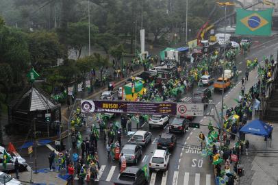 CAXIAS DO SUL, RS, BRASIL, 01/05/2022. Manifestanes se reunem na praça Dante Alighieri, no centro de Caxias, em ato a favor do presidente Jair Bolsonaro. (Bruno Todeschini/Agência RBS)<!-- NICAID(15083290) -->