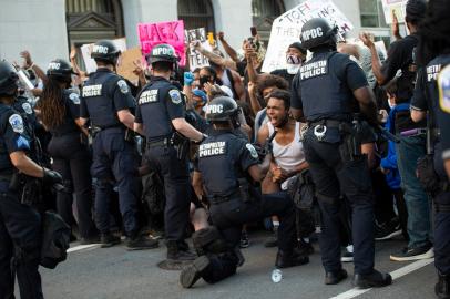 A man screams with emotion as he sees a policeman take a knee while hundreds protest the death of George Floyd next to the White House on May 31, 2020 in Washington, DC. - Thousands of National Guard troops patrolled major US cities after five consecutive nights of protests over racism and police brutality that boiled over into arson and looting, sending shock waves through the country. The death Monday of an unarmed black man, George Floyd, at the hands of police in Minneapolis ignited this latest wave of outrage in the US over law enforcements repeated use of lethal force against African Americans -- this one like others before captured on cellphone video. (Photo by ROBERTO SCHMIDT / AFP)<!-- NICAID(14512515) -->