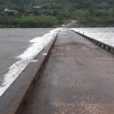 A Serra Gaúcha já vem sofrendo alguns impactos com a chuva que atinge a região desde a noite de sábado (30).  Em Cotiporã, a ponte que liga o município a Bento Gonçalves teve seu acesso interrompido nesta segunda, após o Rio das Antas subir seis metros.  <!-- NICAID(15084571) -->