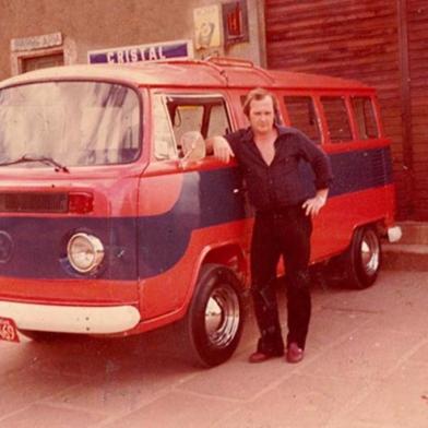 Kombi no padrão do início do serviço de táxi-lotação em Porto Alegre, em 1977.<!-- NICAID(15085132) -->