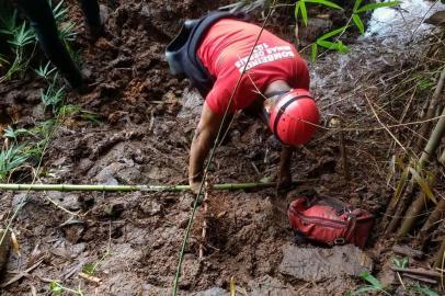 Mais de três anos depois da tragédia em Brumadinho, em Minas Gerais, o Corpo de Bombeiros localizou, nesta segunda-feira (2), uma ossada com aproximadamente 40 segmentos, em uma área chamada Esperança 1.O material pode ser de uma das seis vítimas ainda não identificadas do rompimento da barragem da mina do Córrego do Feijão, em janeiro de 2019.<!-- NICAID(15085254) -->