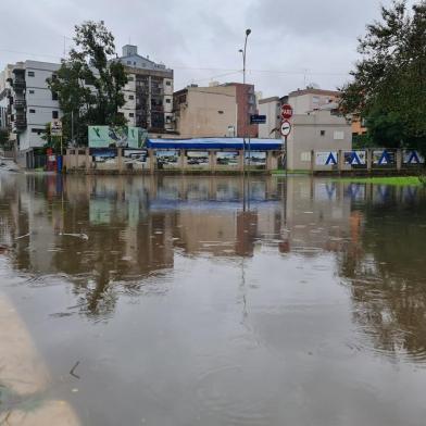 Com enchente no Rio Taquari, água começa a invadir a Avenida Décio Martins Costa, conhecida como Rua do Valão, em Lajeado, no início da tarde de terça-feira, 3 de maio de 2022<!-- NICAID(15085283) -->