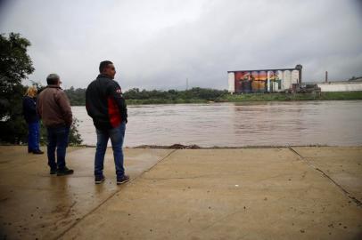 LAJEADO, RS, BRASIL, 03.05.2022: Moradores observam a elevação das águas do Rio Taquari. Foto: Camila Hermes/Agência RBS<!-- NICAID(15085538) -->