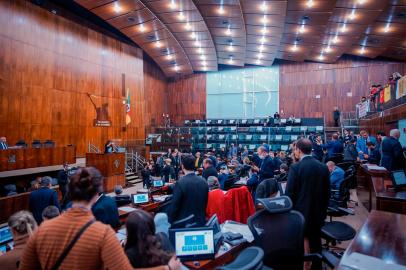 A Assembleia Legislativa aprovou nesta terça-feira (3) o projeto de lei encaminhado pelo governo do Estado que reajusta em 6% a remuneração dos funcionários públicos estaduais. A revisão geral contempla servidores de todos os poderes e órgãos autônomos, além de inativos e pensionistas. Membros de poderes, como juízes e procuradores, e agentes políticos não estão incluídos.<!-- NICAID(15085811) -->