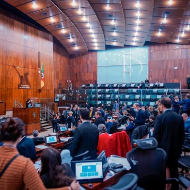 A Assembleia Legislativa aprovou nesta terça-feira (3) o projeto de lei encaminhado pelo governo do Estado que reajusta em 6% a remuneração dos funcionários públicos estaduais. A revisão geral contempla servidores de todos os poderes e órgãos autônomos, além de inativos e pensionistas. Membros de poderes, como juízes e procuradores, e agentes políticos não estão incluídos.<!-- NICAID(15085811) -->