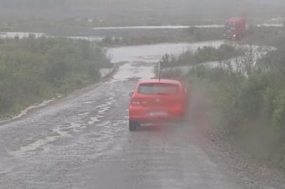 Com pontes bloqueadas, moradores do interior estão isolados em São José dos Ausentes. Aulas da rede municipal foram suspensas devido a cheia dos rios no município. <!-- NICAID(15086073) -->